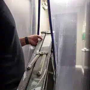 Magnetic opening for Dust Containment